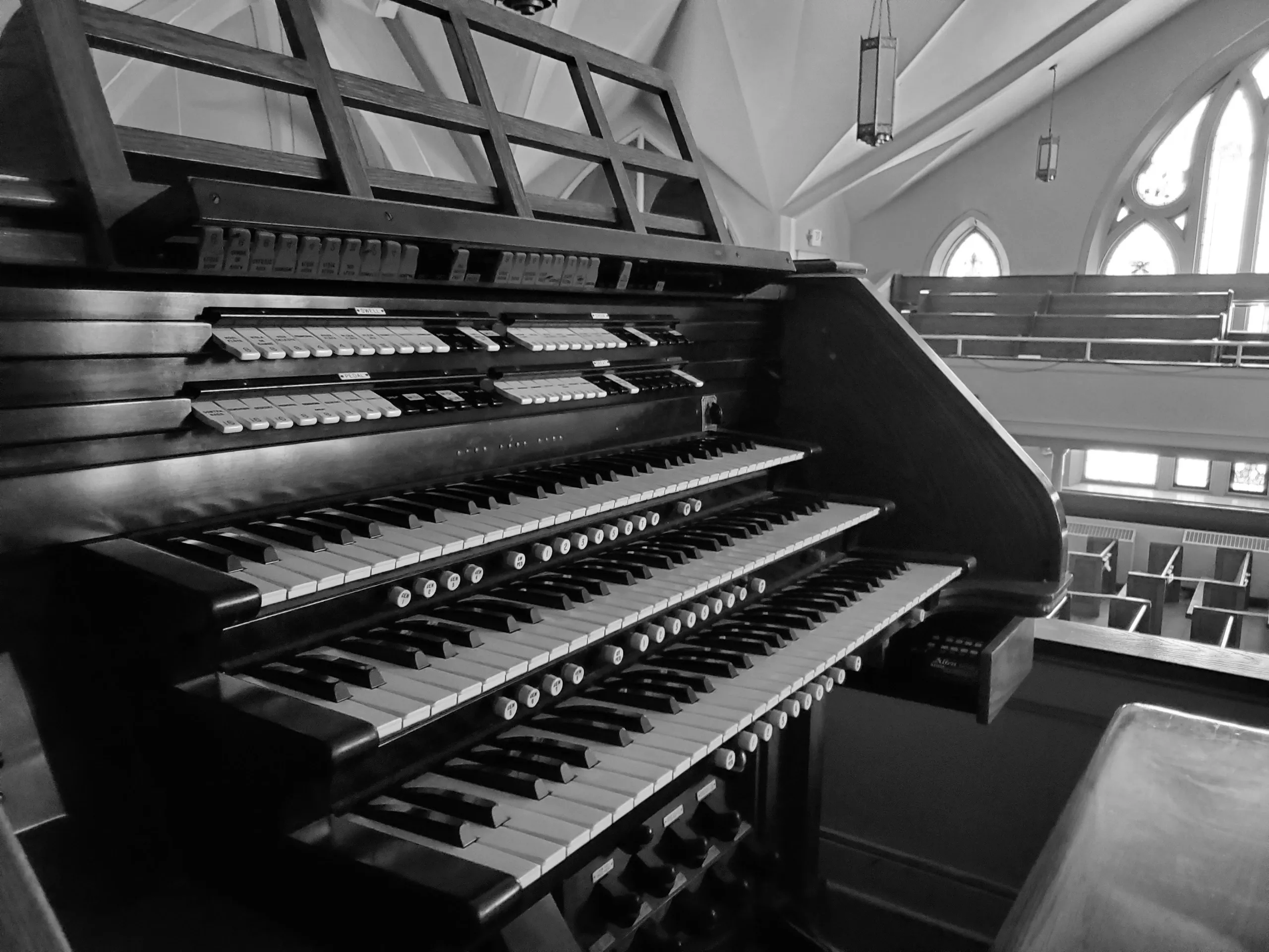 organ console side looking inward